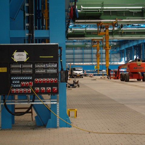 INDU-Stromverteiler-in-Werkshalle